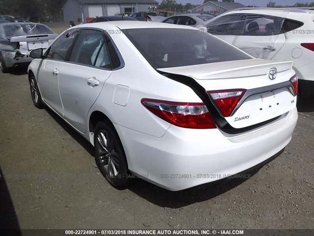 4T1BF1FK4HU794023 - 2017 TOYOTA CAMRY LE/XLE/SE/XSE 白色 照片 3