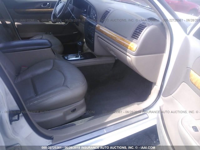 1LNFM97V0WY615044 - 1998 LINCOLN CONTINENTAL  WHITE photo 5