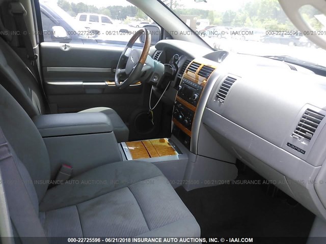 1A8HX58N88F130816 - 2008 CHRYSLER ASPEN LIMITED Argent photo 5