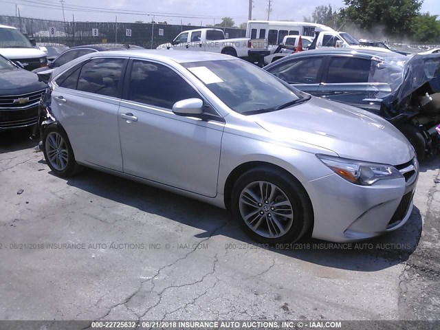 4T1BF1FK5HU636905 - 2017 TOYOTA CAMRY LE/XLE/SE/XSE SILVER photo 1