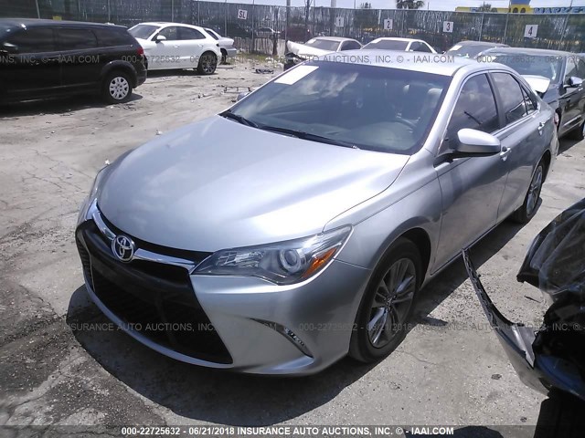 4T1BF1FK5HU636905 - 2017 TOYOTA CAMRY LE/XLE/SE/XSE SILVER photo 2