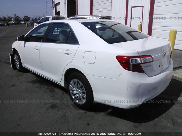 4T1BF1FK1CU529889 - 2012 TOYOTA CAMRY SE/LE/XLE WHITE photo 3