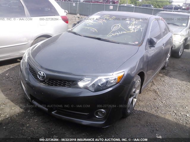 4T1BK1FK7CU008154 - 2012 TOYOTA CAMRY SE/XLE GRAY photo 2