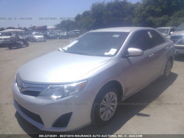 4T4BF1FK1DR332986 - 2013 TOYOTA CAMRY L/SE/LE/XLE SILVER photo 2