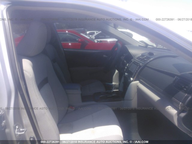 4T4BF1FK1DR332986 - 2013 TOYOTA CAMRY L/SE/LE/XLE 银色 照片 5