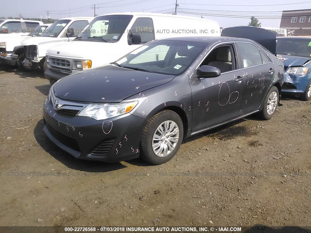 4T4BF1FK4ER407908 - 2014 TOYOTA CAMRY L/SE/LE/XLE ნაცრისფერი ფოტო 2
