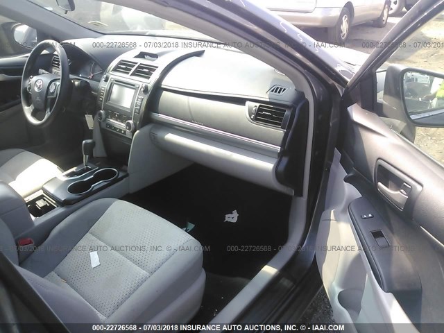 4T4BF1FK4ER407908 - 2014 TOYOTA CAMRY L/SE/LE/XLE ნაცრისფერი ფოტო 5