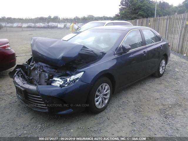4T1BF1FK6HU654197 - 2017 TOYOTA CAMRY LE/XLE/SE/XSE BLUE photo 2
