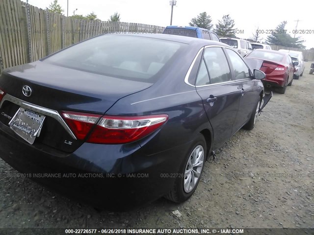 4T1BF1FK6HU654197 - 2017 TOYOTA CAMRY LE/XLE/SE/XSE BLUE photo 4