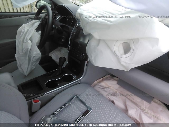 4T1BF1FK6HU654197 - 2017 TOYOTA CAMRY LE/XLE/SE/XSE BLUE photo 5