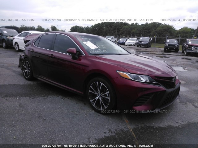 4T1B11HK8JU536296 - 2018 TOYOTA CAMRY L/LE/XLE/SE/XSE MAROON photo 1