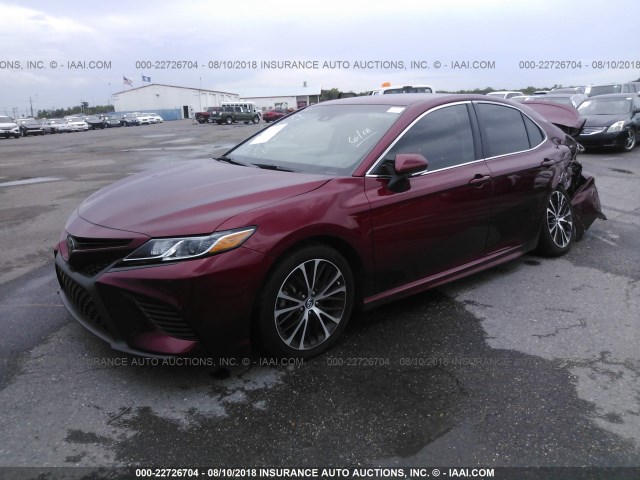 4T1B11HK8JU536296 - 2018 TOYOTA CAMRY L/LE/XLE/SE/XSE MAROON photo 2