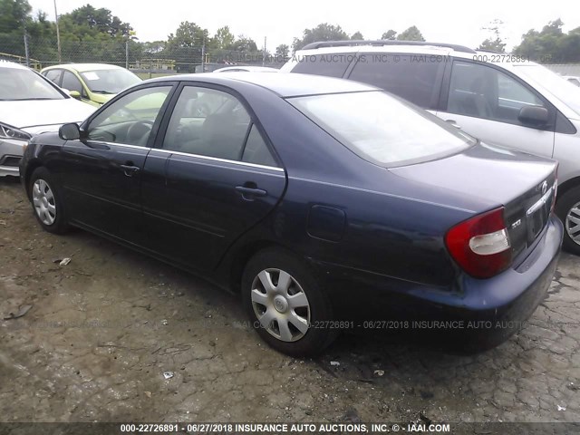 4T1BE32K02U635608 - 2002 TOYOTA CAMRY LE/XLE/SE ლურჯი ფოტო 3