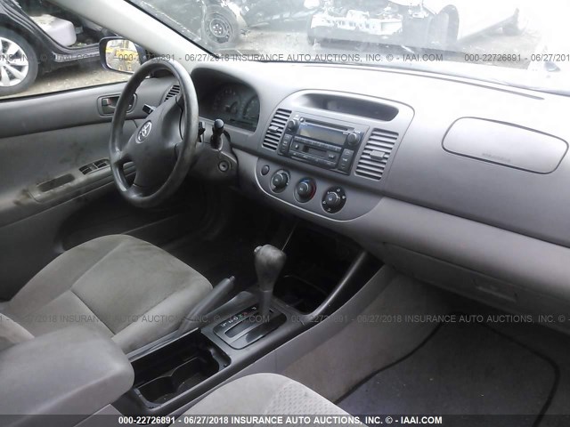 4T1BE32K02U635608 - 2002 TOYOTA CAMRY LE/XLE/SE ლურჯი ფოტო 5