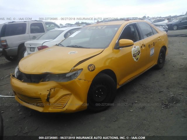 4T1BD1FKXEU135798 - 2014 TOYOTA CAMRY HYBRID/LE/XLE 黄色 照片 2