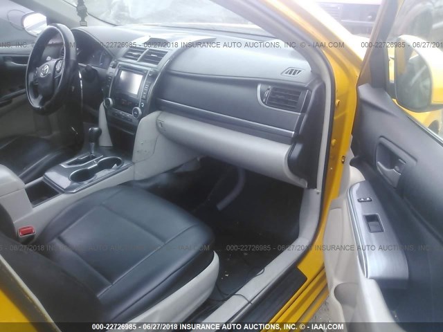 4T1BD1FKXEU135798 - 2014 TOYOTA CAMRY HYBRID/LE/XLE 黄色 照片 5