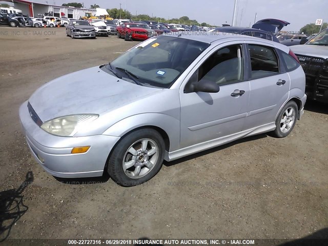 3FAFP37352R229399 - 2002 FORD FOCUS ZX5 GRAY photo 2