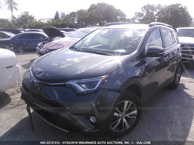 2T3WFREV3JW439689 - 2018 TOYOTA RAV4 ADVENTURE/XLE GRAY photo 2