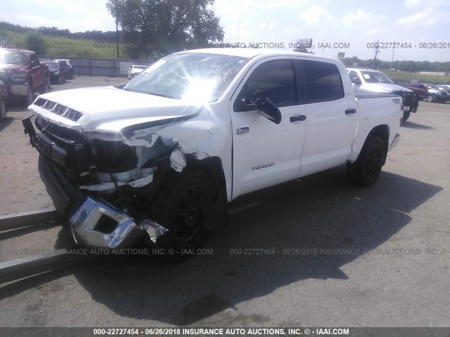 5TFEY5F19FX181658 - 2015 TOYOTA TUNDRA CREWMAX SR5 WHITE photo 2