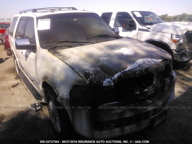 5LMFU285X9EJ00903 - 2009 LINCOLN NAVIGATOR თეთრი ფოტო 6