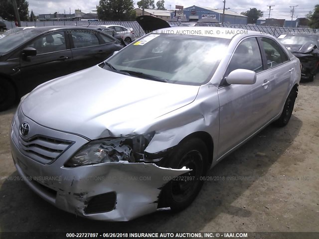 4T4BF3EK6BR138013 - 2011 TOYOTA CAMRY SE/LE/XLE SILVER photo 2