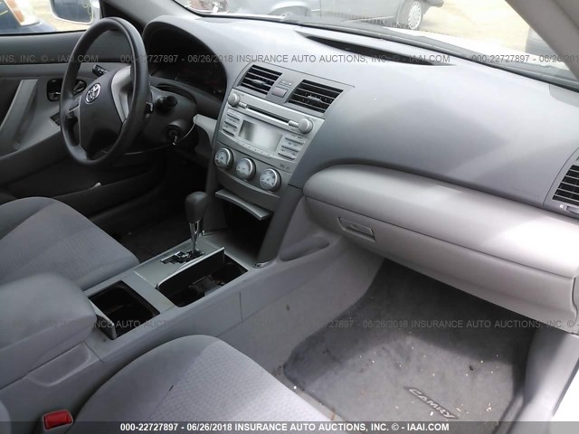 4T4BF3EK6BR138013 - 2011 TOYOTA CAMRY SE/LE/XLE SILVER photo 5