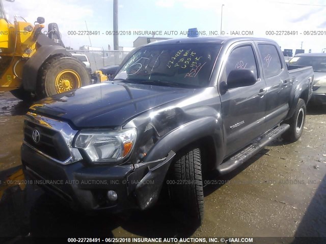 3TMLU4EN2DM107633 - 2013 TOYOTA TACOMA DOUBLE CAB GRAY photo 2