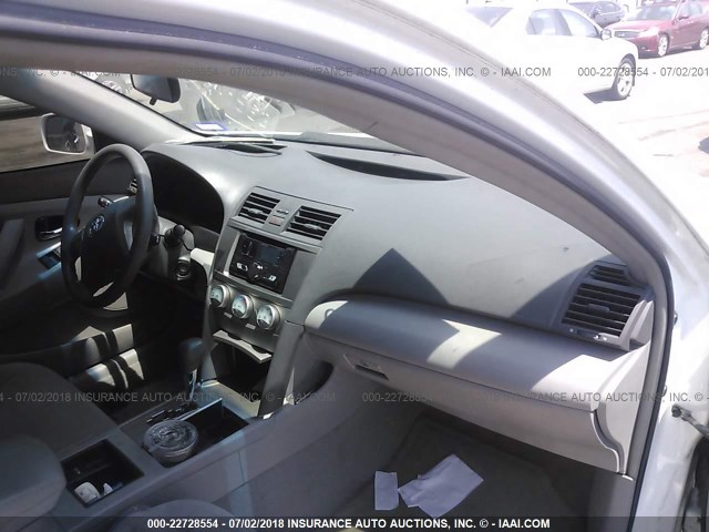 4T4BE46K09R135965 - 2009 TOYOTA CAMRY SE/LE/XLE თეთრი ფოტო 5