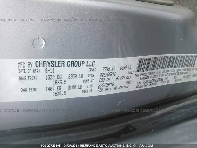 2C4RDGDG5CR128692 - 2012 DODGE GRAND CARAVAN CREW SILVER photo 9