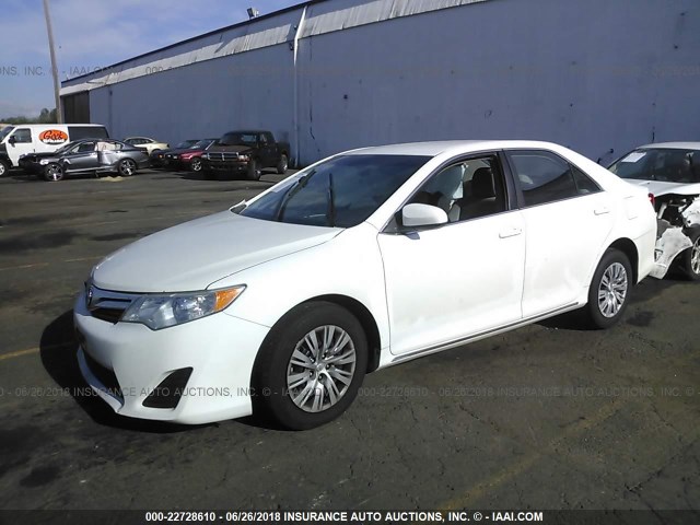 4T1BF1FK1CU518813 - 2012 TOYOTA CAMRY SE/LE/XLE WHITE photo 2