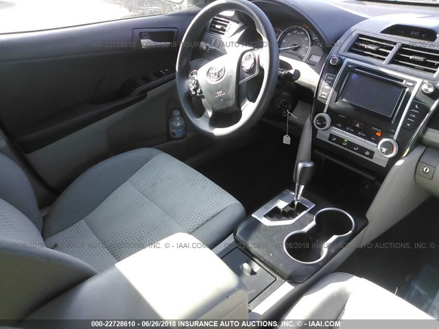 4T1BF1FK1CU518813 - 2012 TOYOTA CAMRY SE/LE/XLE WHITE photo 5