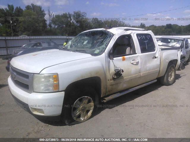 3GCEK13M77G502417 - 2007 CHEVROLET SILVERADO K1500 CREW CAB WHITE photo 2