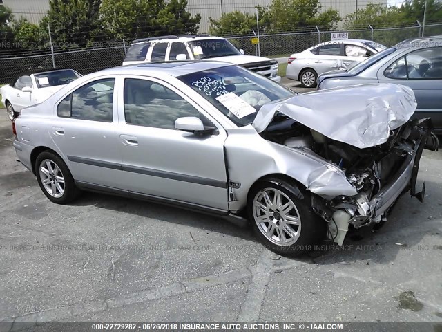 YV1RS61T742374011 - 2004 VOLVO S60 Srebrny zdjęcie 1