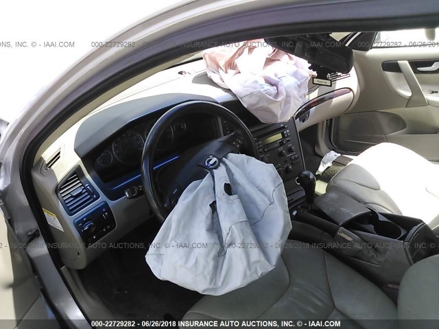 YV1RS61T742374011 - 2004 VOLVO S60 Srebrny zdjęcie 5