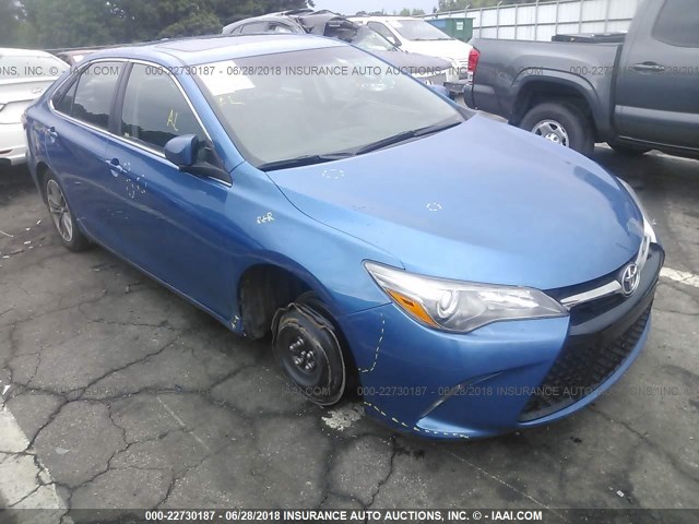 4T1BF1FK3HU680272 - 2017 TOYOTA CAMRY LE/XLE/SE/XSE BLUE photo 1