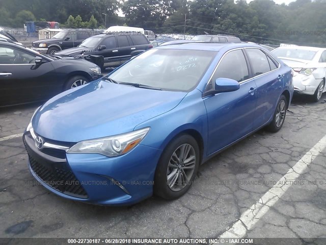 4T1BF1FK3HU680272 - 2017 TOYOTA CAMRY LE/XLE/SE/XSE BLUE photo 2