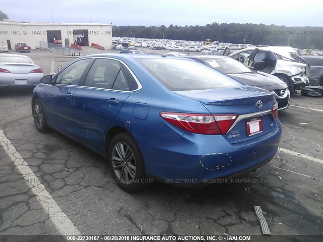 4T1BF1FK3HU680272 - 2017 TOYOTA CAMRY LE/XLE/SE/XSE BLUE photo 3