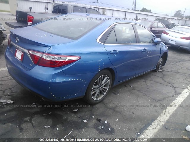 4T1BF1FK3HU680272 - 2017 TOYOTA CAMRY LE/XLE/SE/XSE BLUE photo 4