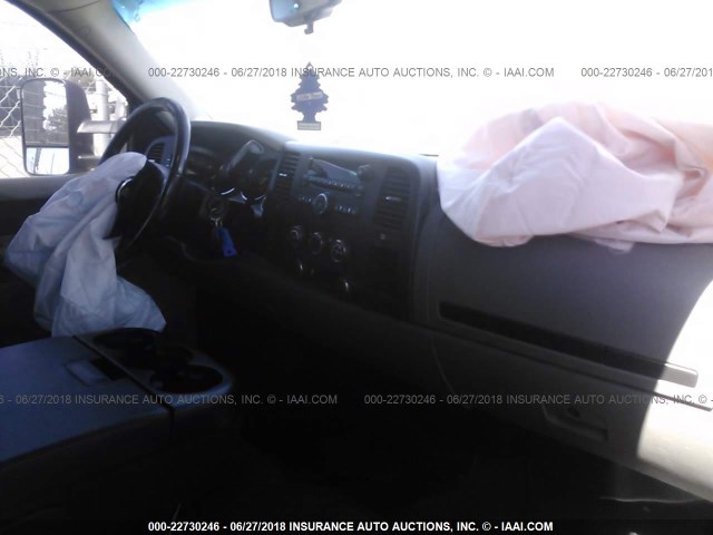 1GC2CVCG6CZ210740 - 2012 CHEVROLET SILVERADO C2500 HEAVY DUTY WHITE photo 5