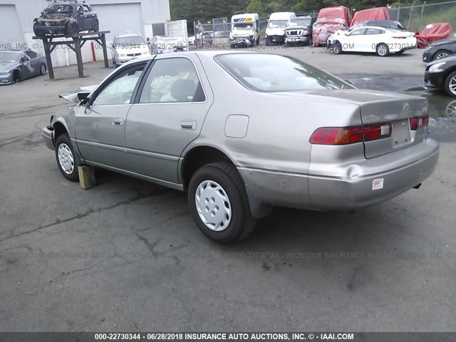JT2BG22K5V0067496 - 1997 TOYOTA CAMRY LE/XLE BEIGE photo 3