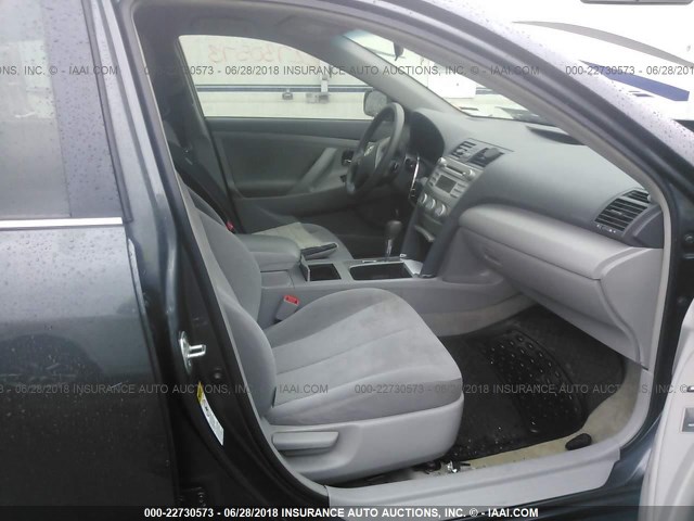 4T1BF3EK3BU139582 - 2011 TOYOTA CAMRY SE/LE/XLE 灰色 照片 5