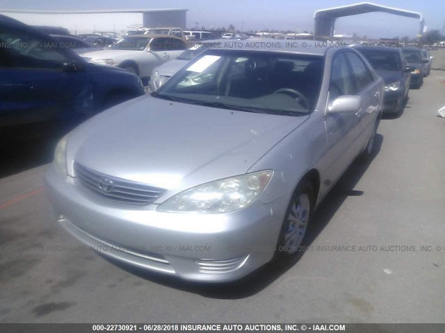 4T1BF32K75U596260 - 2005 TOYOTA CAMRY LE/XLE/SE 银色 照片 2