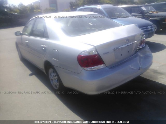 4T1BF32K75U596260 - 2005 TOYOTA CAMRY LE/XLE/SE 银色 照片 3