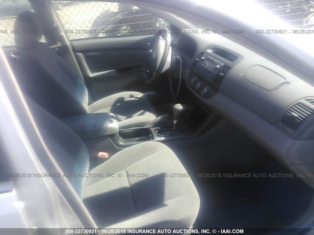 4T1BF32K75U596260 - 2005 TOYOTA CAMRY LE/XLE/SE 银色 照片 5