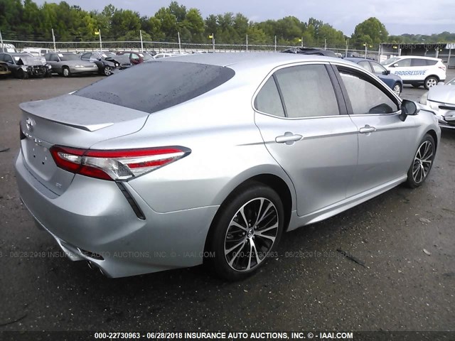 4T1B11HK0JU113230 - 2018 TOYOTA CAMRY L/LE/XLE/SE/XSE SILVER photo 4