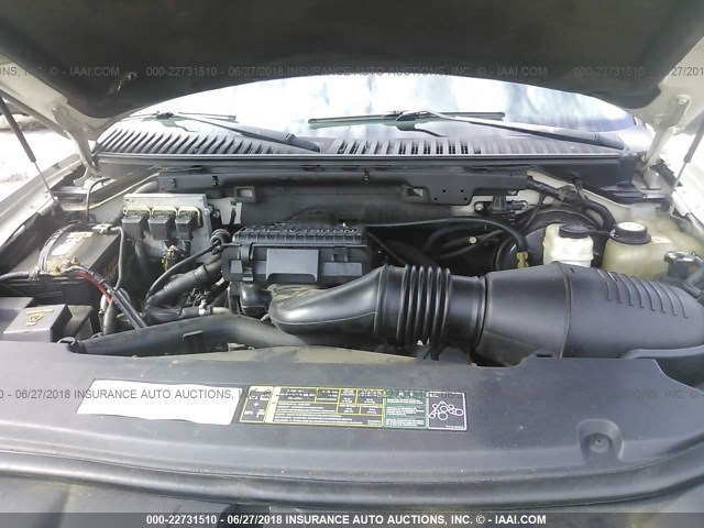 5LMFU28515LJ12959 - 2005 LINCOLN NAVIGATOR Biały zdjęcie 10