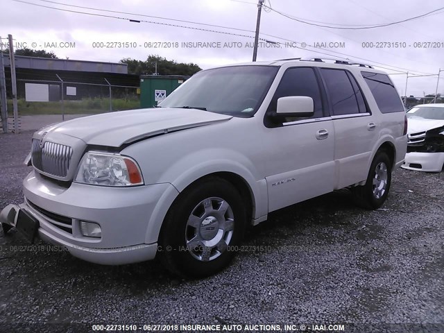 5LMFU28515LJ12959 - 2005 LINCOLN NAVIGATOR Biały zdjęcie 2
