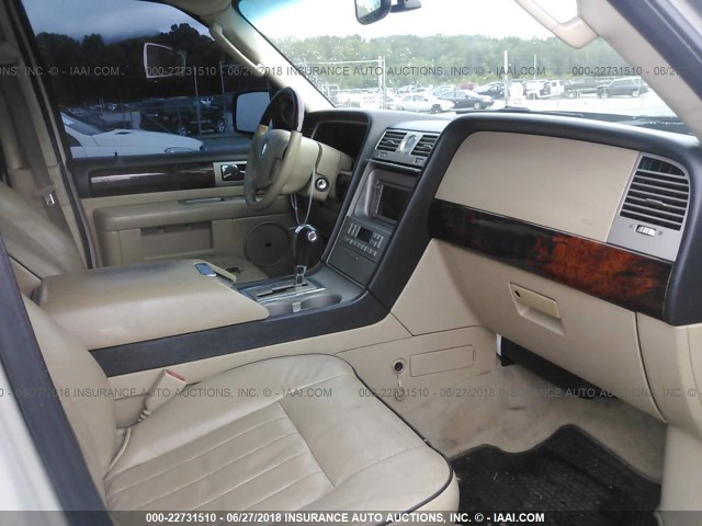 5LMFU28515LJ12959 - 2005 LINCOLN NAVIGATOR Biały zdjęcie 5