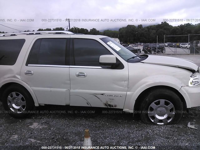 5LMFU28515LJ12959 - 2005 LINCOLN NAVIGATOR Biały zdjęcie 6