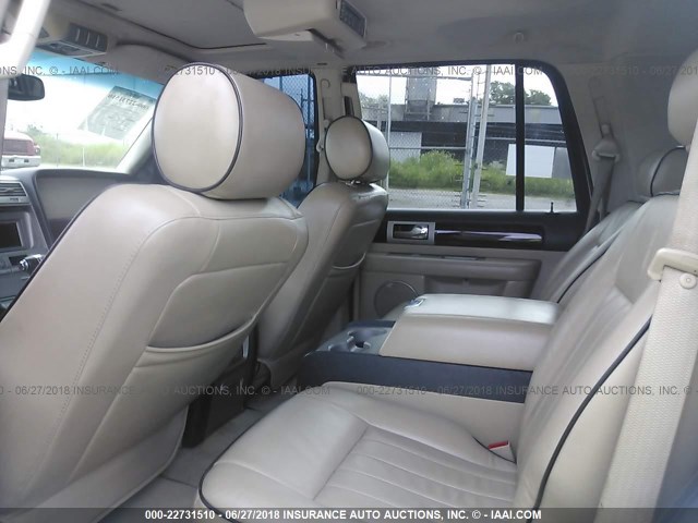 5LMFU28515LJ12959 - 2005 LINCOLN NAVIGATOR Biały zdjęcie 8